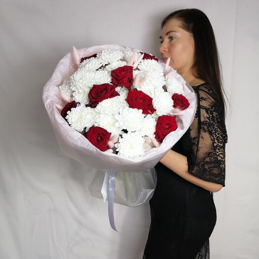 🌸Праздничный букет "PERVOЦВЕТ" из белых кустовых хризантем и красных роз Red Naomi