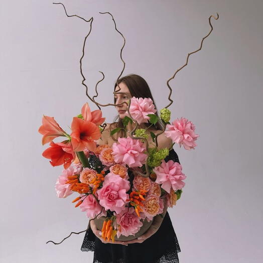 Композиция в кашпо c амариллисом, корилусом и розами