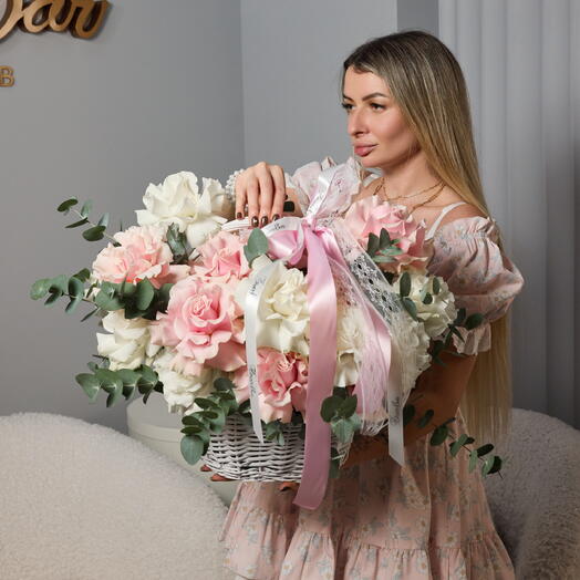 Элегантная корзина из белых и розовых французских роз