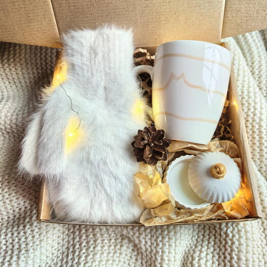 Подарочный набор для мамы, девушки, коллеги с варежками, кружкой и свечой