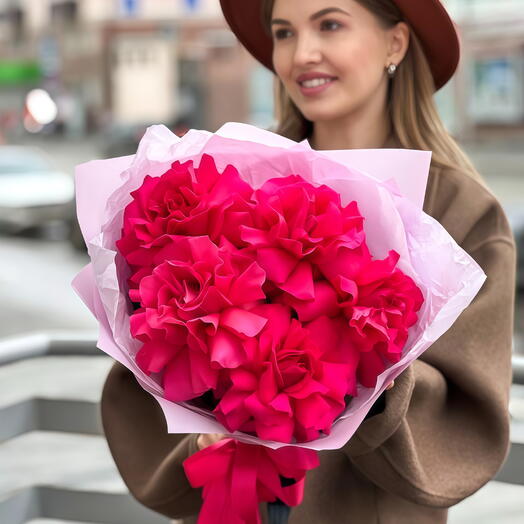 Букет французские ажурные розовые яркие розы 5 шт