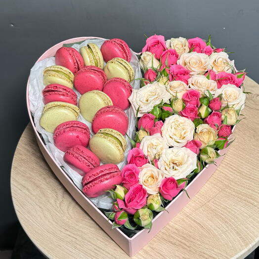 Короб сердце с кустовыми розами и макаронсами
