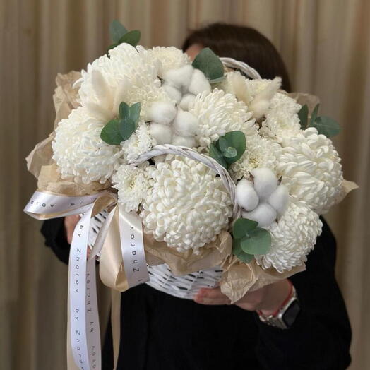 Корзина с цветами белая хризантема