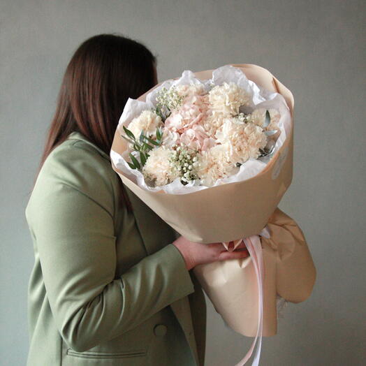Букет с гортензией, гипсофилой и диантусами