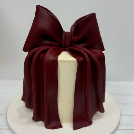 Элегантный торт с большим винным бантом
