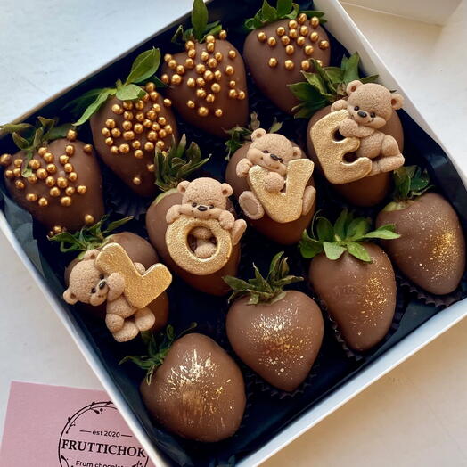 Коробка клубник в шоколаде «Мишки Love