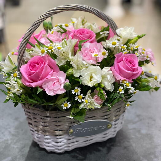 Композиция «Корзиночка для любимой» ромашки, розы, альстромерия