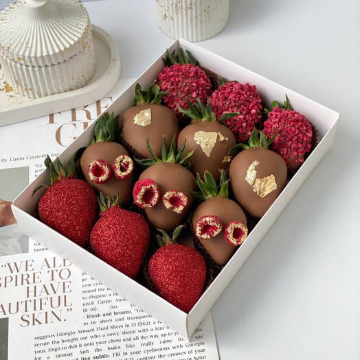 Chocolate-covered strawberries as a gift on March 8th