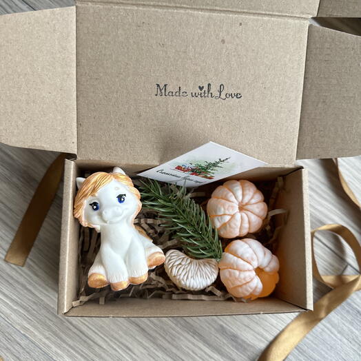 Новогодний подарочный набор лошадка с мандаринами