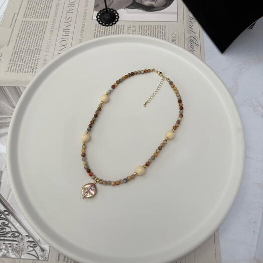 Колье/ чокер из агата кружевного с натуральной барочной жемчужиной.  Подарок девушке, маме, любимой