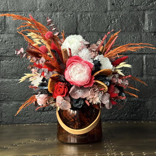 Стильная настольная композиция с стабилизированной ароматной лавандой, пионами и розами в эффектной вазе