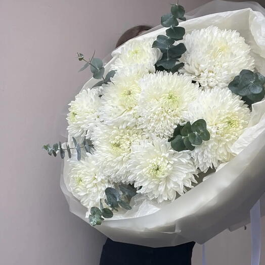Букет белоснежных хризантем и эвкалипта