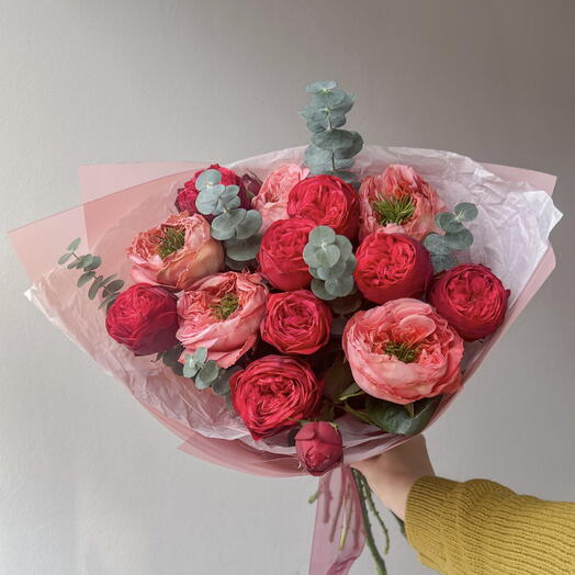 Яркий букет с розами и эвкалиптом