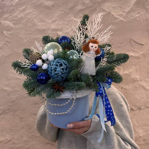 Новогодняя композиция с нобилисом в шляпной коробке