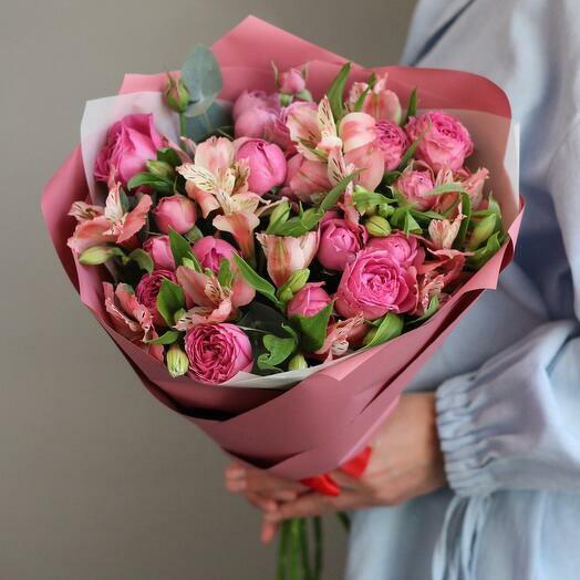 Букет из нежно розовой альстромерии и пионовидных кустовых роз