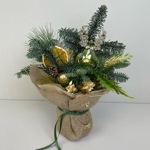 Зимняя композиция из нобилиса, туи и сосны