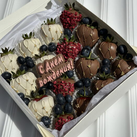 Клубника в шоколаде «с днём рождения» с голубикой