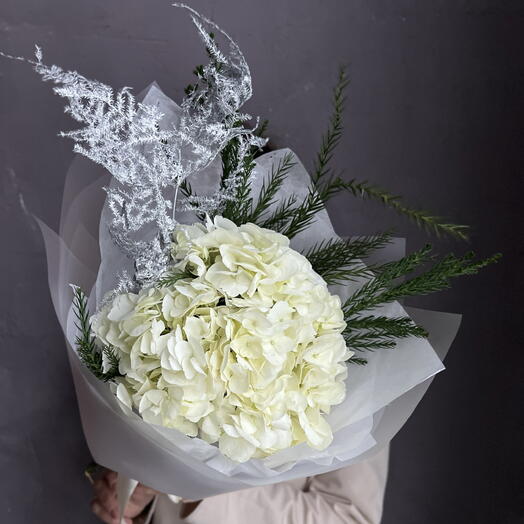 Букет из белой гортензии и аспарагуса