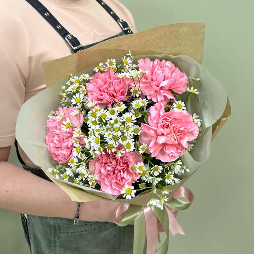 Нежно-розовые диантусы и ромашки в упаковке крафт, размер S