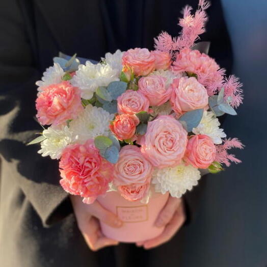Цветы в коробке: розовые пионовидные розы, хризантемы и гвоздики🌸