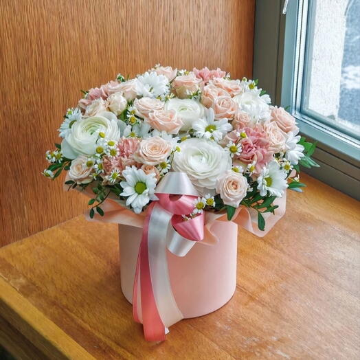 Цветочная коробочка с ранункулюсами "Персиковая радость"