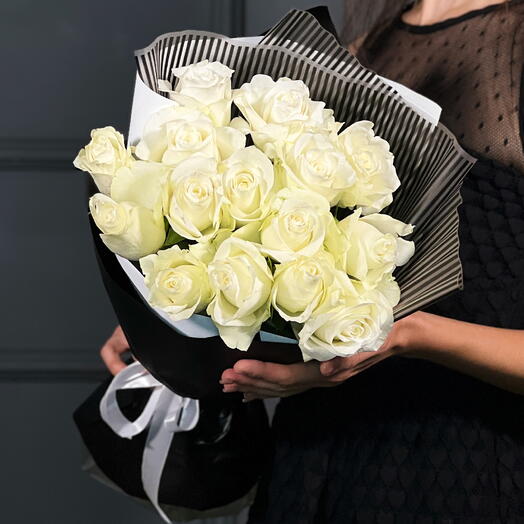 15 rosas blancas en un paquete en blanco y negro