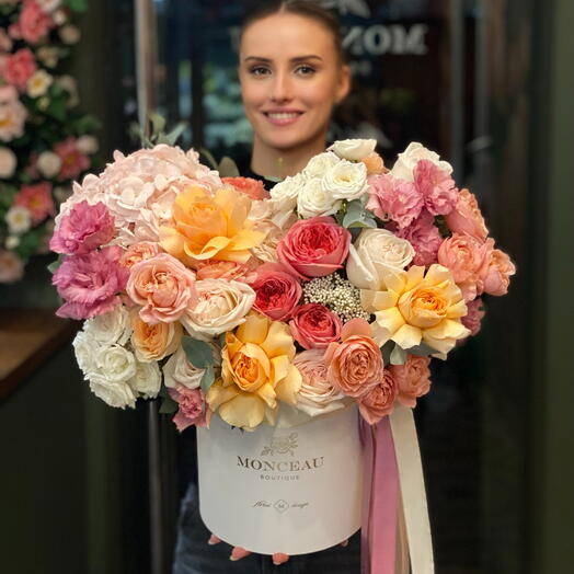 Golden Blush Couture — люксовая цветочная композиция в коробке