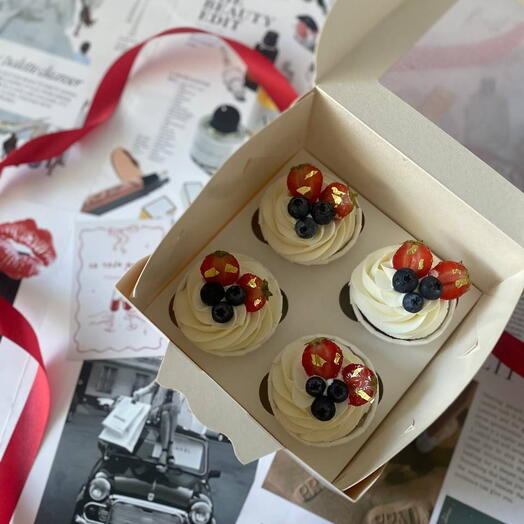 Капкейки с ягодами и золотом 4 шт