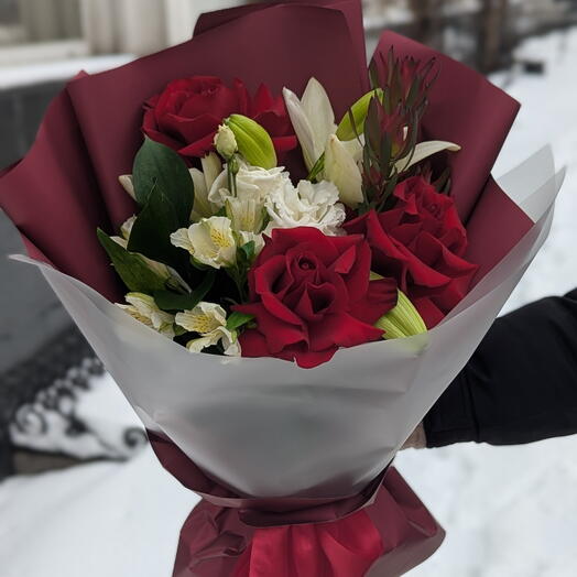 Букет "Кира" из французских бордовых роз, лилии, альстромерии, рускуса, леукадендрона