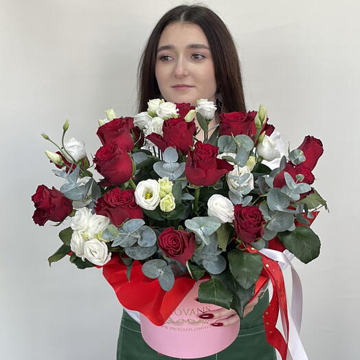 Для любимой! Красные розы, эустома, эвкалипт в шляпной коробке