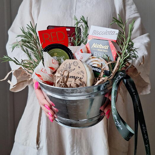 Зелено-красный набор с вкусностями. Сыр, конфеты, шоколад, паштет, мед, соус и палочки в шоколаде