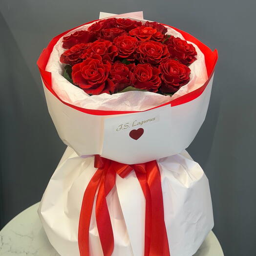 Букет алых роз 15