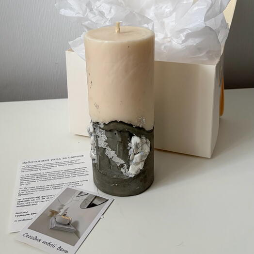 Свеча на бетоне