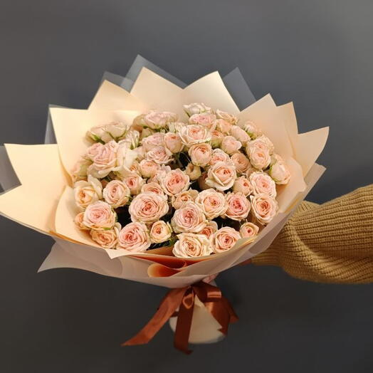 Букет из 25 персиковых кустовых роз