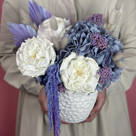 Интерьерная композиция из силиконовой яркой гортензии и белой розы