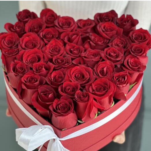 33 розы в коробке сердца