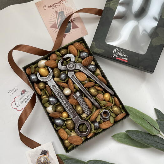 Набор с орехами и шоколадными инструментами