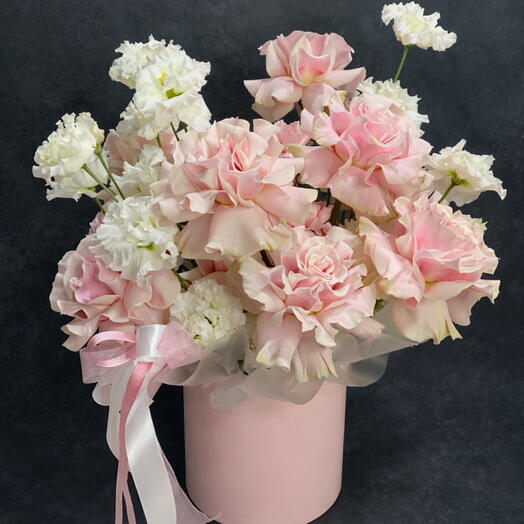 Нежная воздушная композиция в коробке с французскими розами и лизиантусом