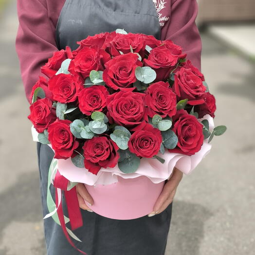 Шляпная коробка с бордовыми розами