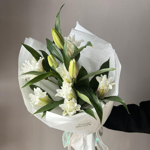 Букет из трех пионовидных лилий
