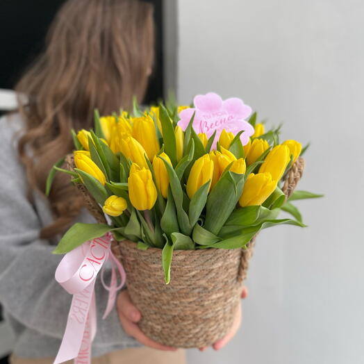 «Ты моя Весна» 21 тюльпан в ротанговой корзине (цвет может меняться по согласованию)