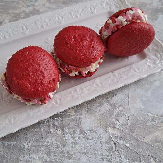 Клубничные макаруны с сердечками с клубничной начинкой