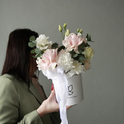 Композиция / букет в коробке с эустомой и французскими розами