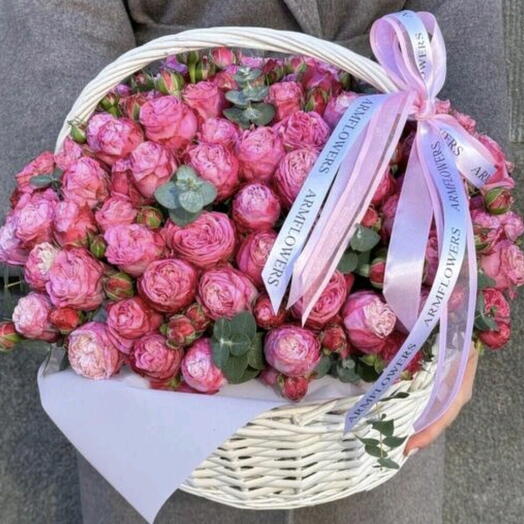 Корзина с кустовыми розами и с эвкалиптом