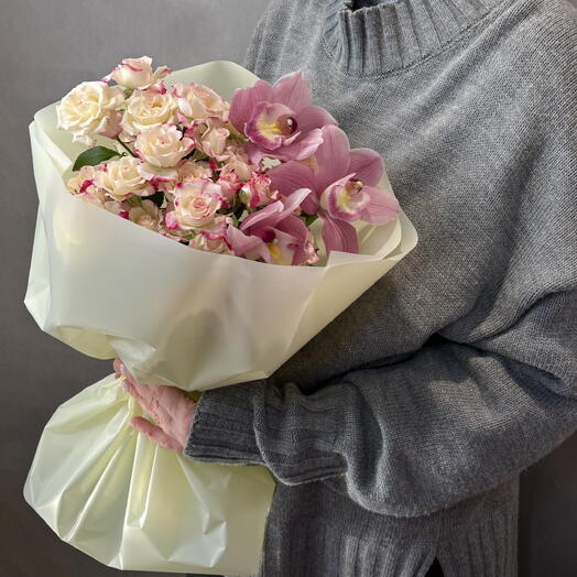 Букет-комплимент из кустовых роз и орхидей (фаленопсис)