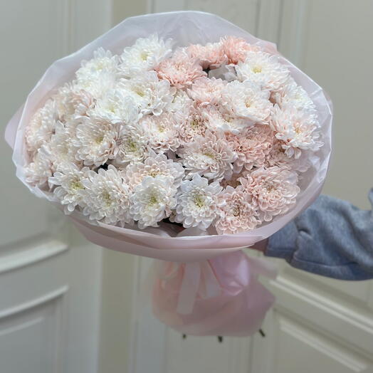 Букет из нежно-розовых кустовых хризантем