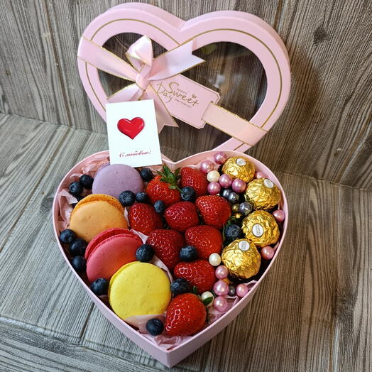Кклубничка с Ферреро/ макаронс 🍓