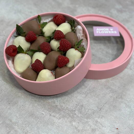 Клубника в шоколаде с малиной 🍓🥰 умммм