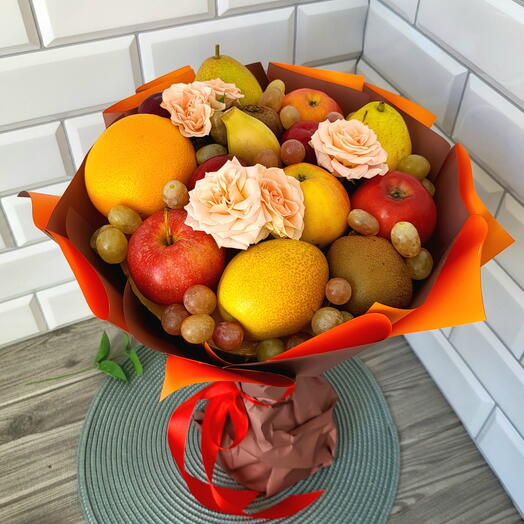 Букет из фруктов и цветов