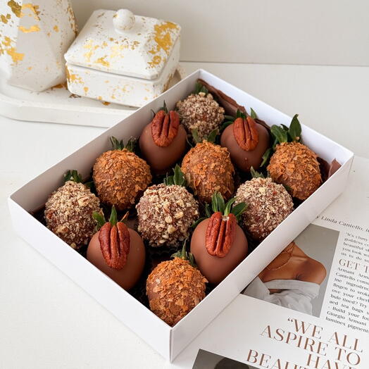 Chocolate-covered strawberries 12 pieces with pecans